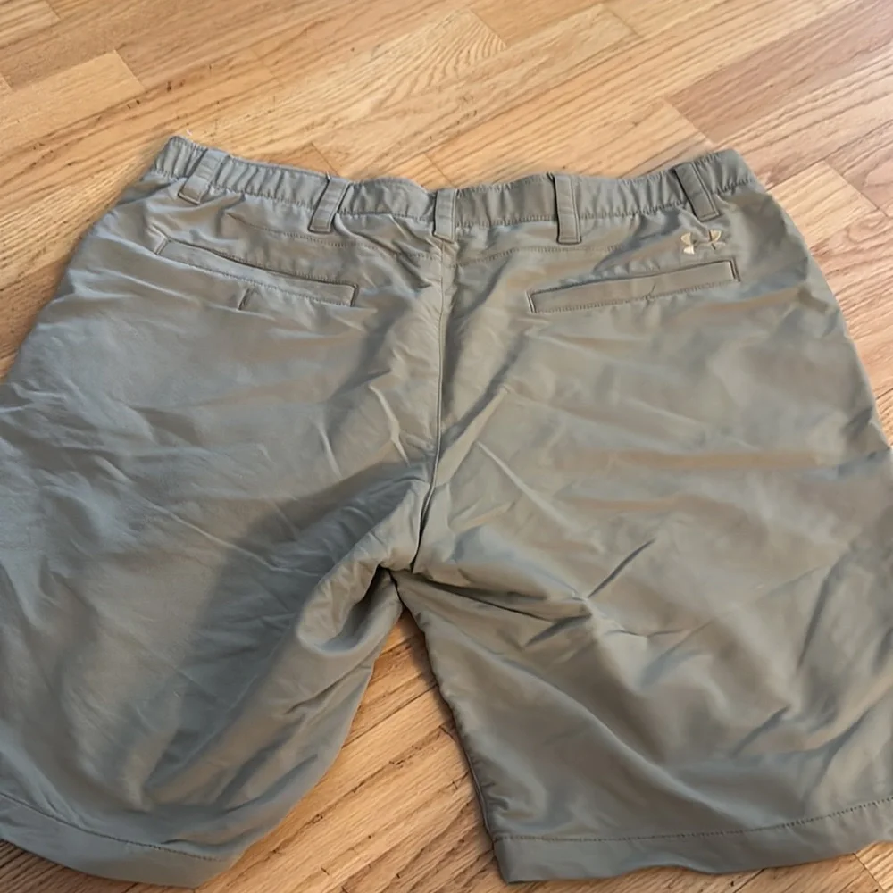 Men’s Under Armour khaki shorts